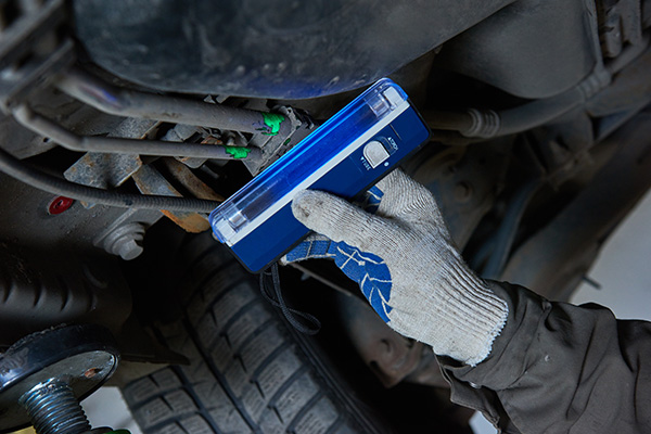 How Does Professional Car AC Repair Find Refrigerant Leaks And Compressor Issues